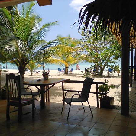 Whistling Bird Hotel Negril Bagian luar foto